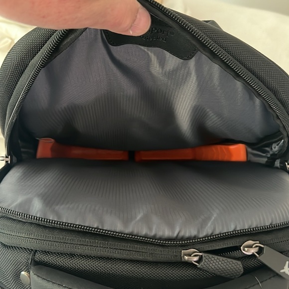 Targus corporate traveler 28L holds 15.6” laptop with safety bumpers for laptop. - Picture 6 of 9